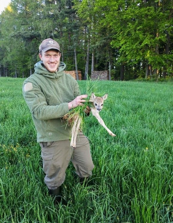 Gerettetes Kitz in sicheren Händen